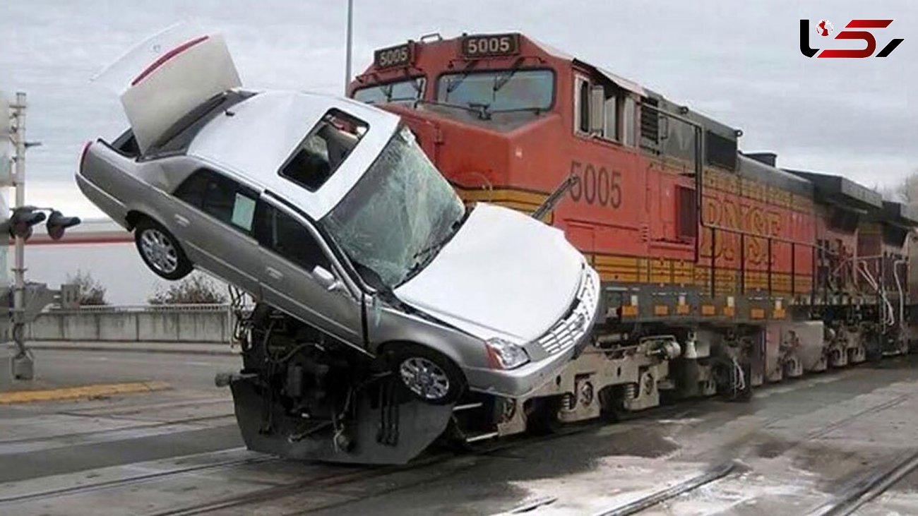 ببینید /  له‌شدن یک خودرو شاسی بلند پس از تصادف با قطار + فیلم