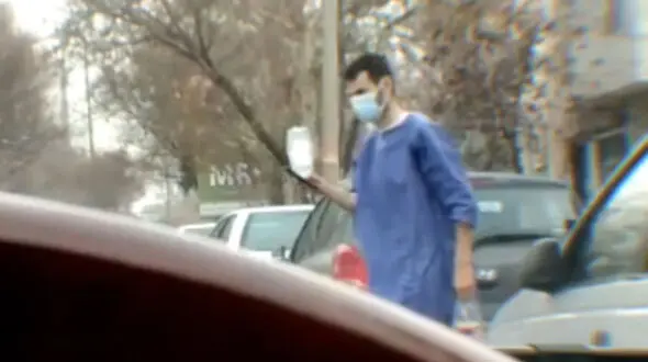 فیلمی که ایران را تکان می دهد / بیمار قزوینی از بیمارستان با سرم به سوپری رفت!