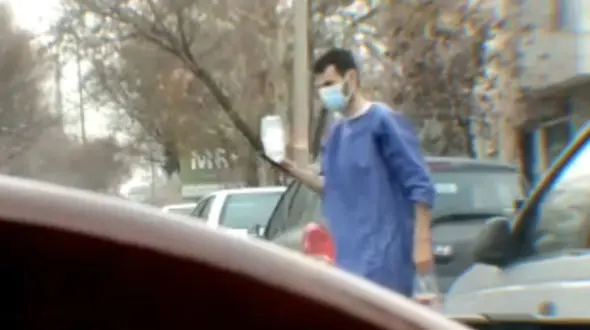 فیلمی که ایران را تکان می دهد / بیمار قزوینی از بیمارستان با سرم به سوپری رفت!