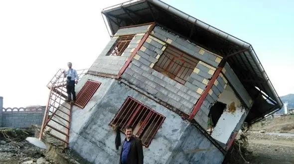 سیل خانه ساحلی را واژگون کرد+عکس