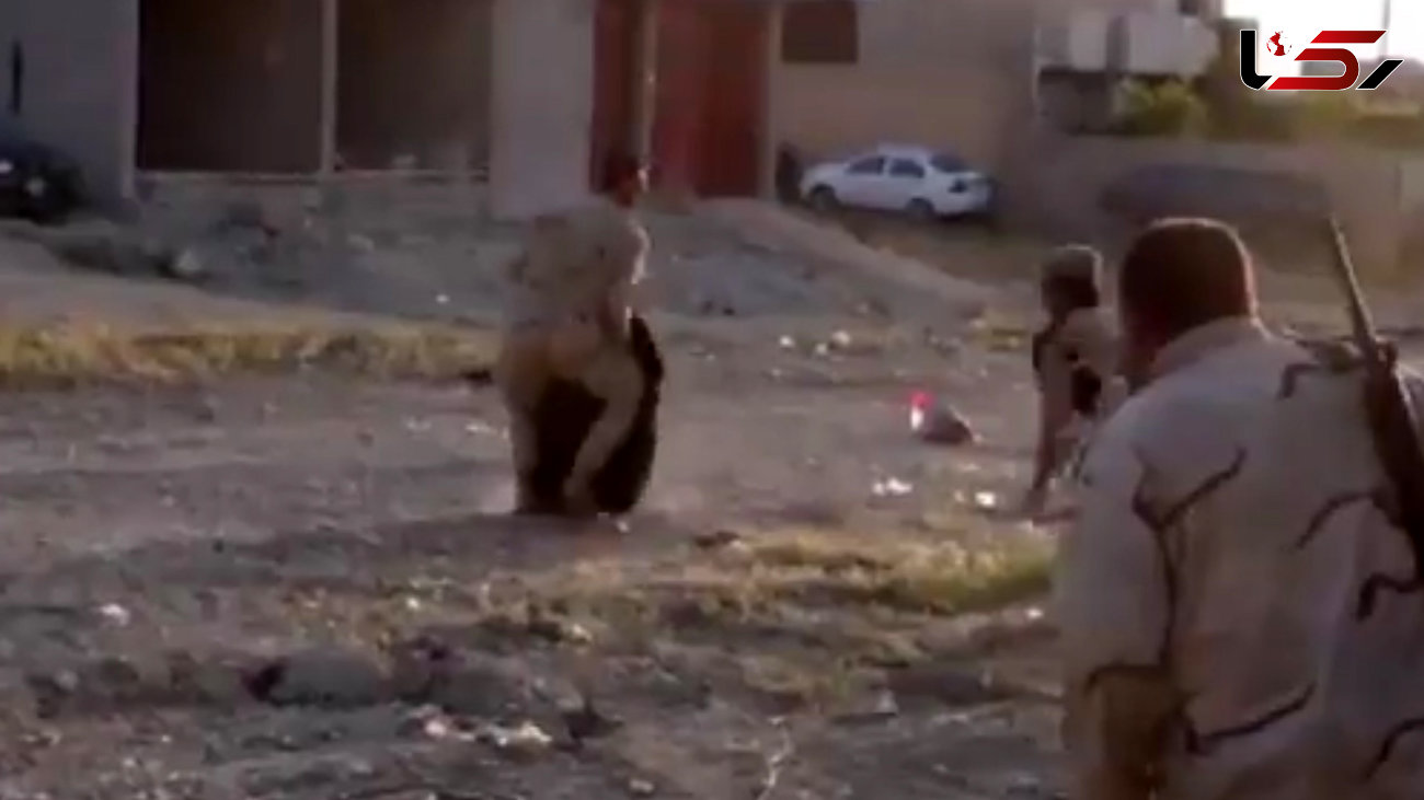 لحظه نجات شجاعانه یک پیرزن به دست سرباز عراقی در زیر رگبار داعشی‌ها + فیلم