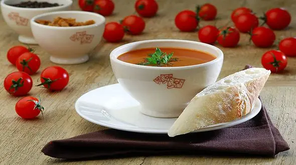 سوپ گوجه فرنگی با پنیر چدار و نان تست
