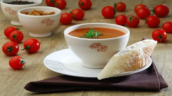 سوپ گوجه فرنگی با پنیر چدار و نان تست