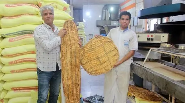  بزرگترین نان بربری در قشم پخته شد + عکس