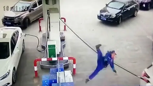 راننده عجول پمپ بنزین را به هم ریخت + فیلم