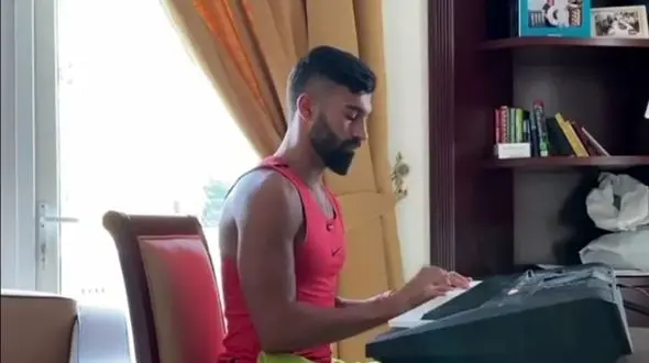 فیلم نوازندگی خیره کننده  رامین رضائیان با پیانو / استادانه قطعه ایتالیایی و معروف رو می نوازد ... / همه مات و مبهوت میشن ...