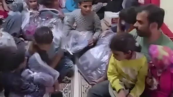 معلمان روزبه مهمان کودکان قاین شدند و کتابخانه چولی‌قزک را تجهیز کردند