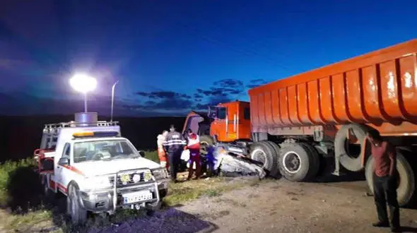 تصویری تلخ از یک تصادف مرگبار / خودروی پراید و مسافرانش زیر تریلی له شدند +عکس