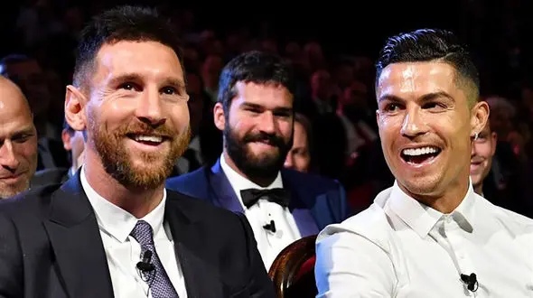 خنده رونالدو به هشتمین توپ طلای مسی! + عکس