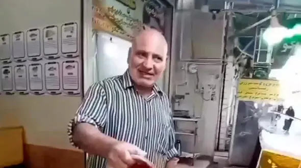  مرد ماهی‌فروش مثل بلبل انگلیسی حرف می زند ! + فیلم مرد آبادانی وایرال شد !