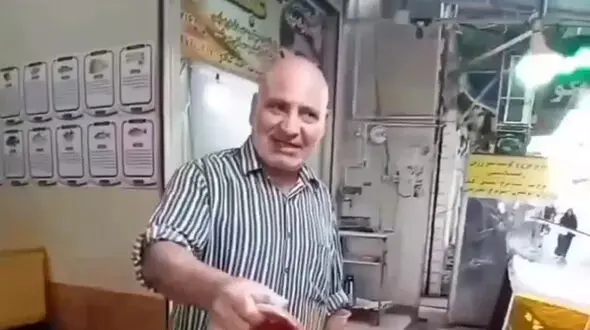  مرد ماهی‌فروش مثل بلبل انگلیسی حرف می زند ! + فیلم مرد آبادانی وایرال شد !