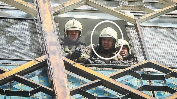آخرین عکس از آتش نشان شهید رضا شفیعی در پشت پنجره پلاسکو