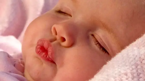 درمان ترک لب نوزادان با روش های خانگی