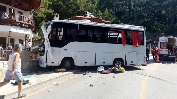 3 عکس از تصادف هولناک اتوبوس گردشگران خارجی در ترکیه + جزییات
