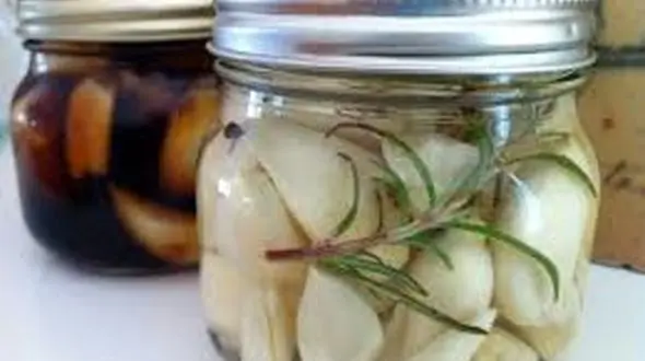 درمان تبخال با سیر و سرکه