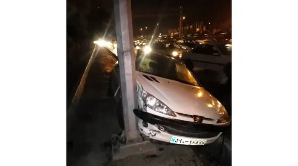 عکس از تصادف شدید پژو 206 با تیرچراغ برق / در تهران رخ داد