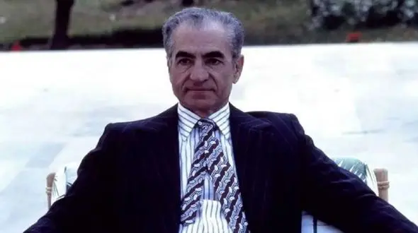 سفر به ایام قدیم سال ۱۳۳۹؛ نابلدی شاه طرد شده در بغل کردن رضا پهلوی وسط کاخ