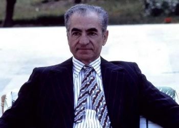 سفر به ایام قدیم سال ۱۳۳۹؛ نابلدی شاه طرد شده در بغل کردن رضا پهلوی وسط کاخ