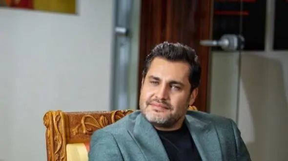 فیلم / امیرمحمد زند:  تشکر میکنم از مسئولین محترم به خاطر این قطعی‌ برق ، فقط زحمت بکشید یه کاری کنید گاز هم بره که کلا یه سره بشیم !