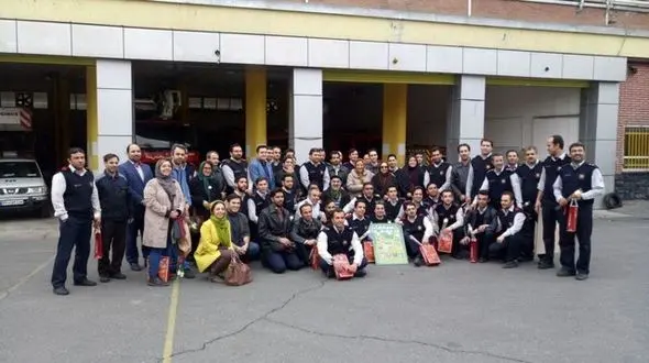 مرضیه برومند همراه عروسکی‌هایش در ایستگاه‌های آتش‌نشانی +عکس