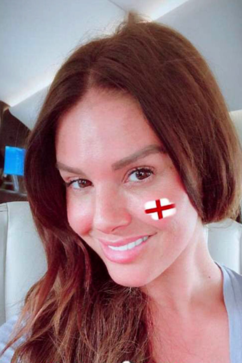 4D61738900000578-5864561-She_s_game_In_one_snap_the_brunette_is_seen_posing_for_a_selfie_-a-68_1529494647587