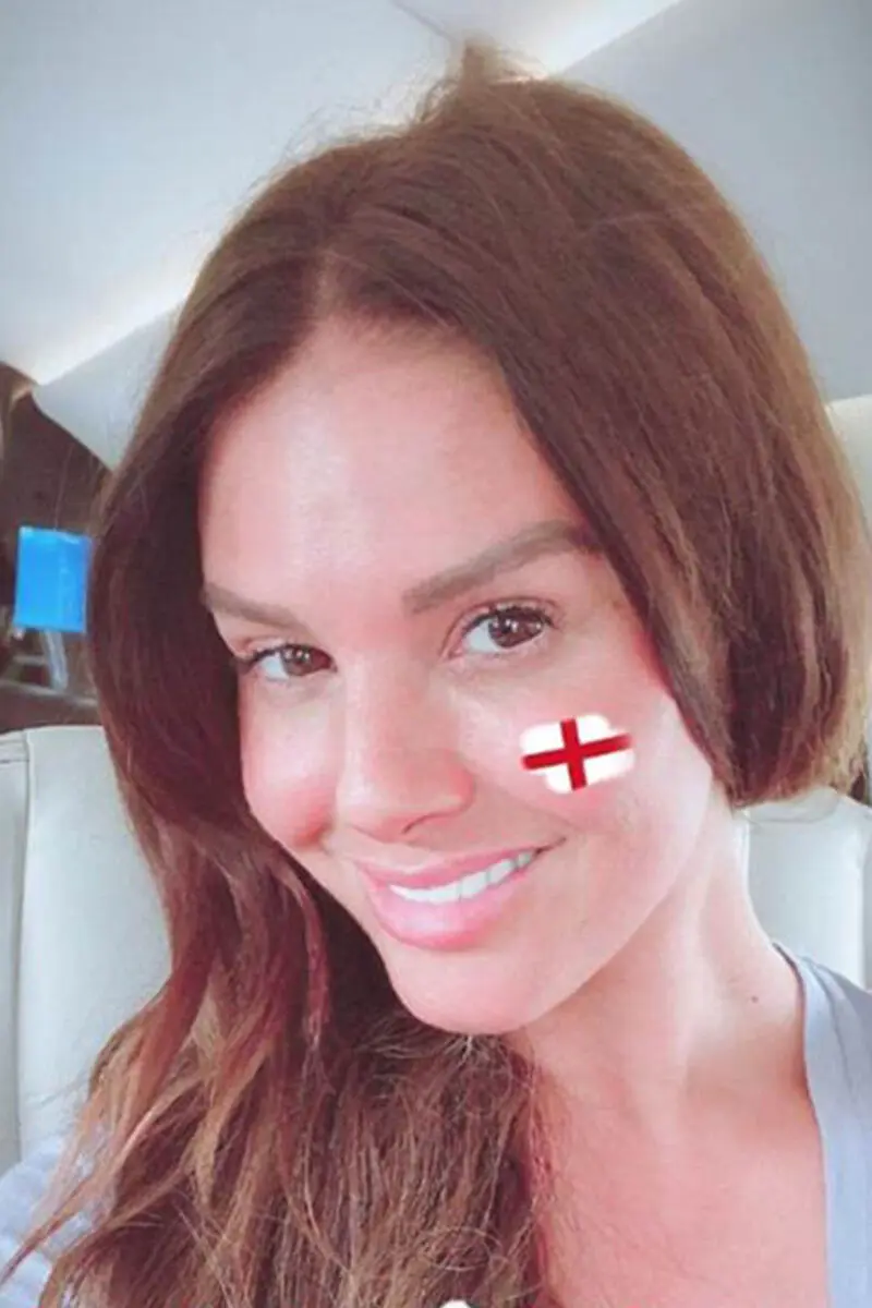 4D61738900000578-5864561-She_s_game_In_one_snap_the_brunette_is_seen_posing_for_a_selfie_-a-68_1529494647587