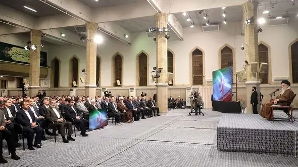 رهبر انقلاب: مهم‌ترین وظیفه دولت بهبود فضای کسب و کار و برطرف کردن موانع آن است