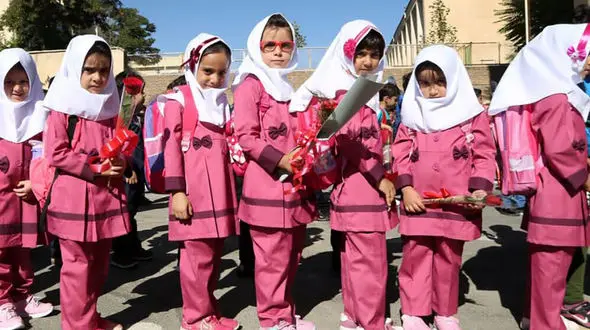 وقتی دانش آموزان معلمشان را قهرمان می بینند / خانم معلم ما شبیه دختر کفش دوزکی است، زیبا و فداکار ! + فیلم