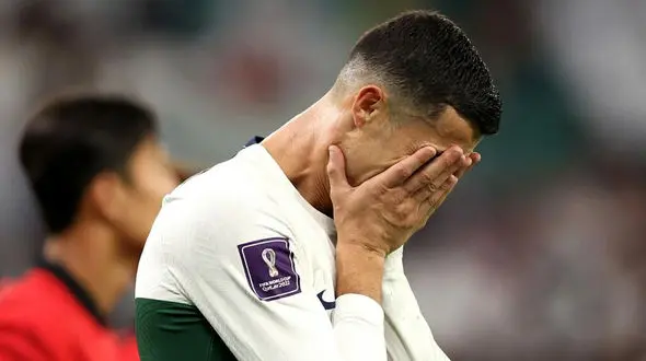 نگاه عاشقانه توپ جمع کن زن به رونالدو + عکس