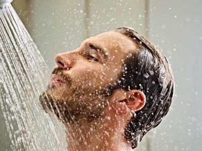 چگونه با حمام درست از ریزش مو جلوگیری کنیم؟
