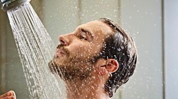 چگونه با حمام درست از ریزش مو جلوگیری کنیم؟