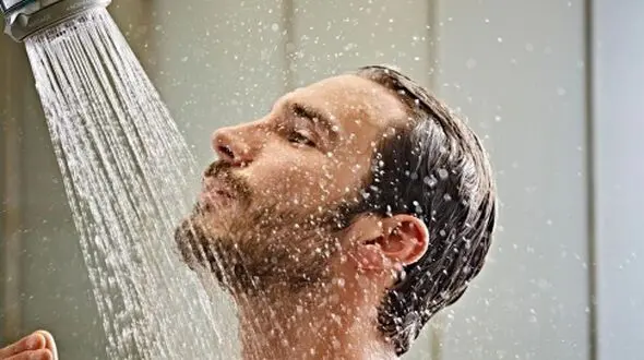 چگونه با حمام درست از ریزش مو جلوگیری کنیم؟