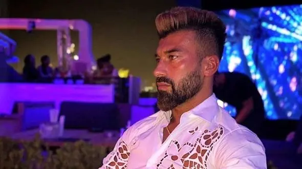 لو رفتن عکس زننده و برهنه رامین رضاییان در تایلند ! / خوشگذرانی در استخر لاکچری !