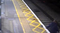 اقدام عجیب و تکاندهنده یک مرد در ایستگاه قطار! + فیلم