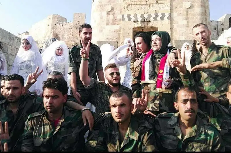 جشن عروسی ۳۰ سرباز مقابل قلعه تاریخی