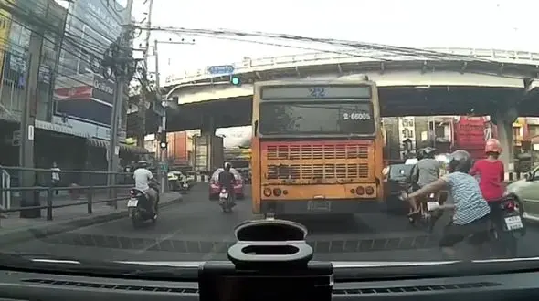 زنده ماندن معجزه آسای موتور سواران در تصادف با اتوبوس + فیلم