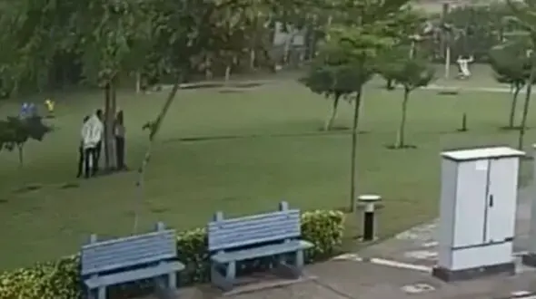 لحظه برخورد مرگ آور رعد و برق با چهار مرد + فیلم