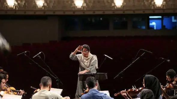 همراهی  ارکستر ملی ایران با نخستین رهبر زن +عکس