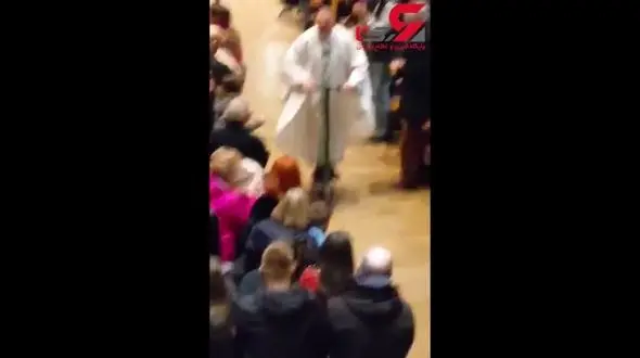 رفتار بچگانه یک کشیش در کلیسا + فیلم