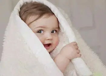 عجیب ترین نوزاد در دنیا / این نوزاد زیبا یک پدر و دو مادر دارد ! 
