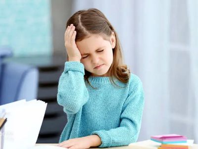 چگونه بفهمیم سردرد کودک خطرناک است؟ علائم مهم را بشناسید