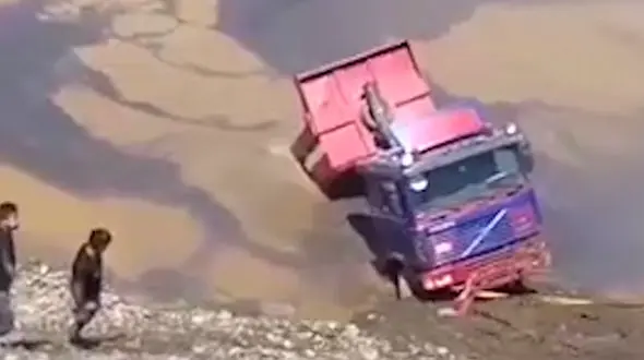 فیلم بلعیده شدن یک کامیون توسط زمین + جزییات