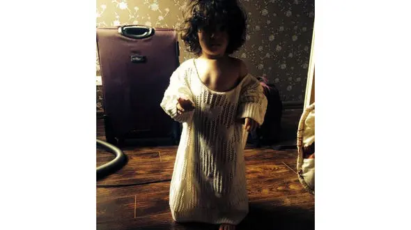 عکس بامزه از حنا دختر مجید صالحی وقتی لباس مادرش را می پوشد ! 