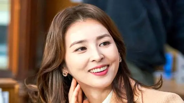 استایل تینیجری سوسانو در جشن تولدش با کت کوتاه و شلوار بگ / خانم بازیگر قصد پیری ندارد!