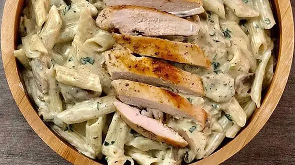 پاستا آلفردو ایتالیایی با مرغ گریل