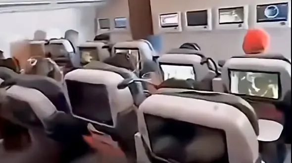 تبعیض سر به آسمان گذاشت؛ روایت فاصله طبقاتی در هواپیما + فیلم
