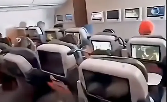تبعیض سر به آسمان گذاشت؛ روایت فاصله طبقاتی در هواپیما