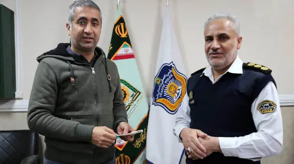 کشف چک 124 میلیون تومانی توسط مامور راهنمایی و رانندگی+عکس
