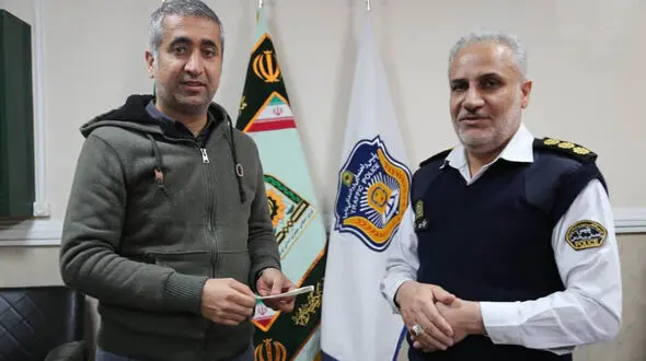 کشف چک 124 میلیون تومانی توسط مامور راهنمایی و رانندگی+عکس