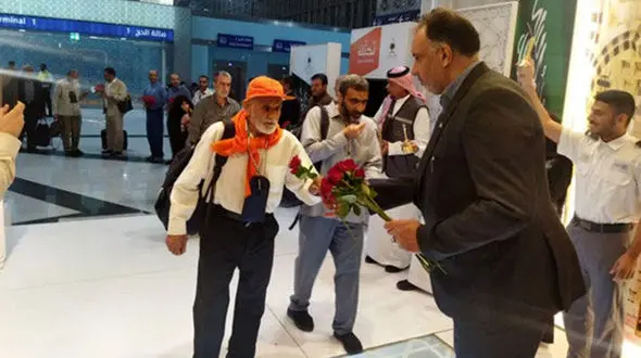استقبال از نخستین زائران ایرانی حج تمتع در فرودگاه مدینه + عکس